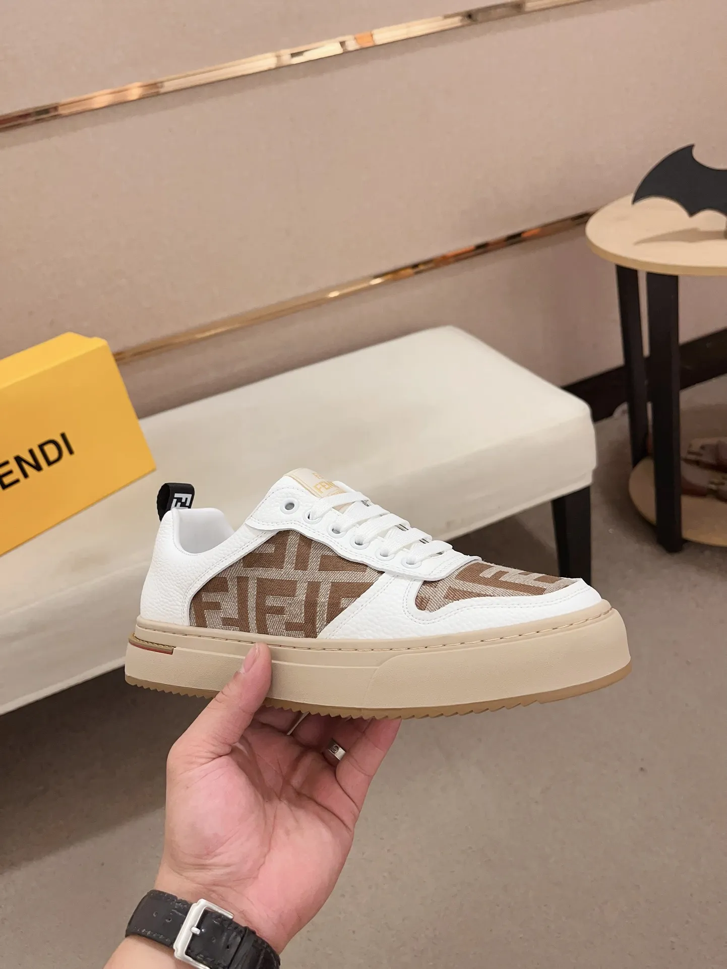 Men's shoes💰: 400💰[Fendi] Fendi's latest casual shoes for men! Available at counters simultaneously! A one-to-one replica of the original. All imported official website one-to-one cowhide fabric. The interior is made of top-grade sheepskin, and the original factory-supplied rubber outsole is used. Leading new fashion concepts. Matching code: 38-44. (can be customized for 45 non-refundable)